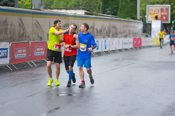 Dnipro 乌克兰 2017年5月20日 友好的参与者帮助其他人谁是失去知觉的终点线期间 Interipe Dnipro 半马拉松 比赛在2016年5月20日在 Dnipro 乌克兰 — 图库照片