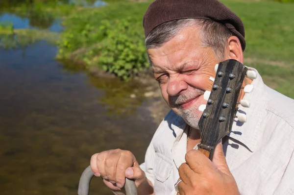 Portret Van Oekraïense Senior Loenste Zittend Een Riverside Lichte Hemd — Stockfoto