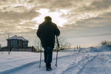 Film bir karlı yolda yalnız avare görüntüsüyle tonda 