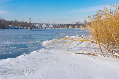 Donmuş ve karla kaplı nehir Dnepr aynı adı Ukrayna şehrin orta kısmında