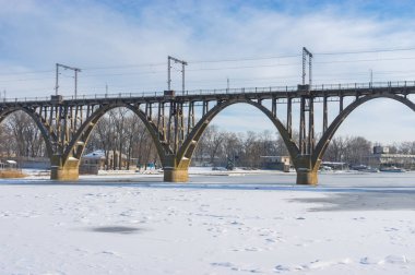 Kemerli köprüden klasik: kış sezonu Dnepr nehirde Dnepr City, Ukrayna