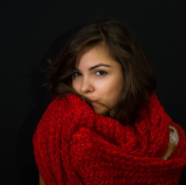 Gizemli bakışla güzel genç kız portresi