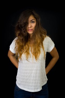 Düşük anahtar güzel uzun saçlı Genç kız portresi