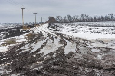 Kirli köy yolunda merkezi Ukrayna tarım alanları arasındaki ile kasvetli kış günü manzara