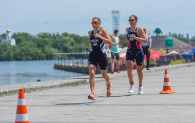 Dnipro, Ukrayna - 03 Haziran 2018:Second (Raz Poradosu) ve üçüncü yer (Shira Katz) Kadınlar yarışı Dnipro Etu triatlon gençler Avrupa Kupası, 03 Haziran 2018 Dnipro, Ukrayna sırasında rekabet