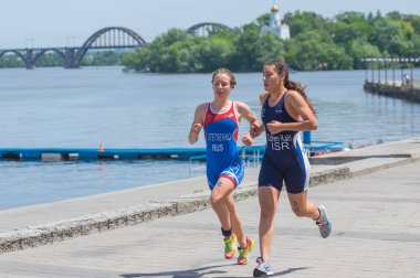 Dnipro, Ukrayna - 03 Haziran, 2018:Fourth (Alevtina Stetsenko) ve beşinci yer (Hagar Cohen Kalif) Kadınlar yarışı Dnipro Etu triatlon gençler Avrupa Kupası, 03 Haziran 2018 Dnipro, Ukrayna sırasında rekabet