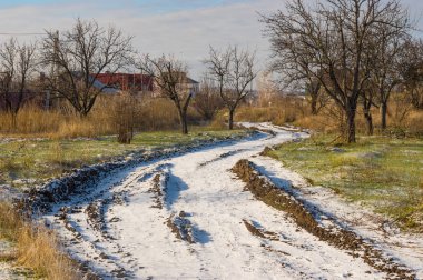 Dnepropetrovsk city yakınındaki Ukrayna köyünde Novoaleksandrivka ilk kar kış manzara başlangıcı