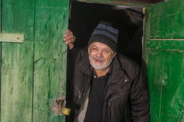 Mutlu Ukraynalı üst düzey köylü ahır bakan
