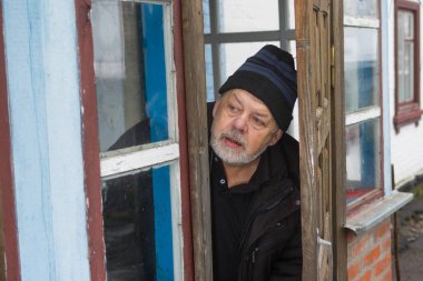 Ukraynalı üst düzey köylü gözetleme out eski evinden