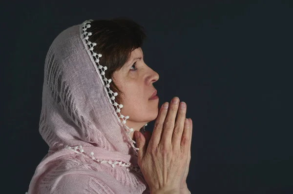 Portret Pięknej Modląc Się Kaukaski Kobieta Ubrana Kremowy Szal Ciemnym — Zdjęcie stockowe