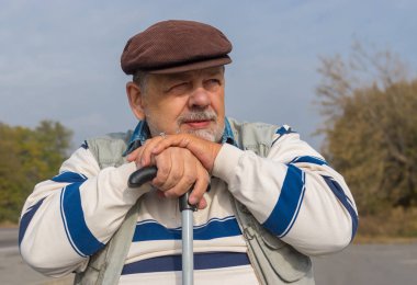 Sakallı komuta sizde baston ile açık portresi