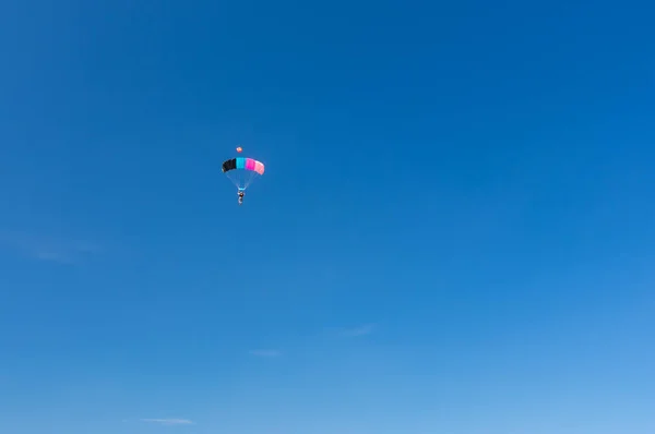 Blauer Himmel Und Bunter Fallschirm Tragen Einsamen Menschen Zur Erde — Stockfoto