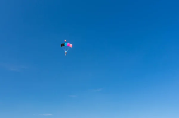 Blå Himmel Och Färgglad Fallskärm Bära Ensam Mänskliga Till Jorden — Stockfoto