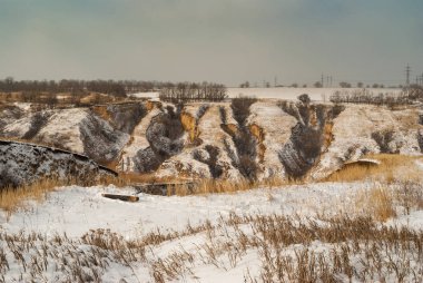 Kış jeolojik manzara - uçurumun içinde toprak erozyonu