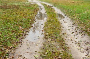 Kumlu yol ile sonbahar yağmur sonrası manzara