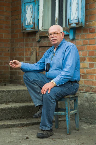 Портрет Пожилого Украинского Крестьянина Сидящего Своего Дома Курящего Сигарету — стоковое фото