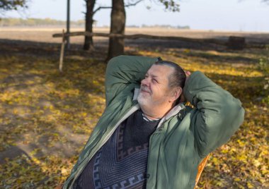 Komuta sizde sonbahar günü sıcak ve güneşli hasır sandalye rahatlatıcı açık portresi