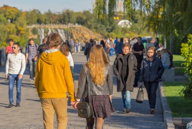 Seven birlikte sıcak ve güneşli sonbahar weeken Dnepr şehir merkezinde Dnepr nehir dolgu üzerinde yürüyen çift Dnepr, Ukrayna - 02 Ekim 2016:Young