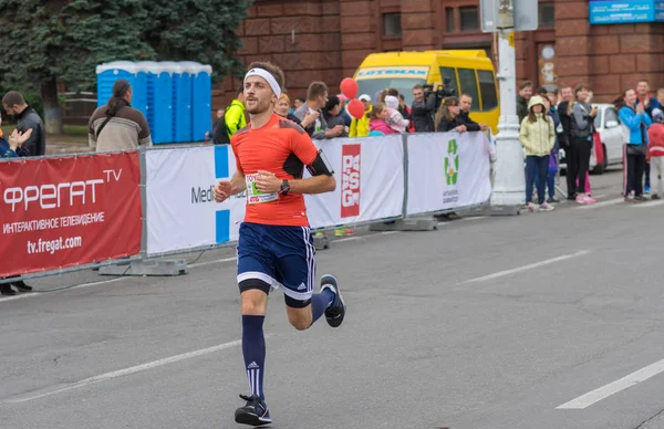 Dnepr 乌克兰 2016年9月25日 年轻的胡子人匆匆完成线在 Dnepr 生态马拉松 比赛在城市街道2016年9月25日在 Dnepr 乌克兰 — 图库照片
