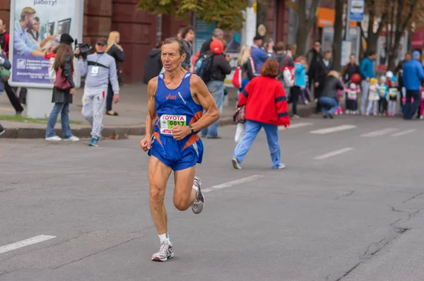 Dnepr 乌克兰 2016年9月25日 资深参加者匆匆完成线在 Dnepr 生态马拉松 赛跑在城市街道在2016年9月25日在 Dnepr 乌克兰 — 图库照片