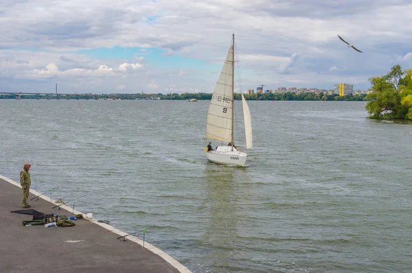 Dnepr, Ukrayna - 24 Eylül, 2016:Scenery yalnız balıkçı, Yelkenli ile Dnepr nehir setin Dnepr merkezi City sonbahar hafta sonu üzerinde uçan martı
