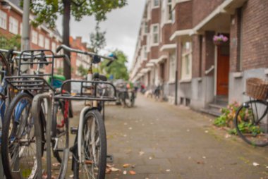 Bulanık arka plan - bisiklet yaz sezonu ile Amsterdam şehrin küçük sokak