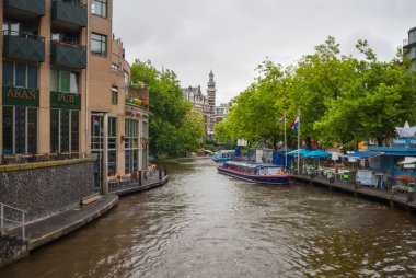 Amsterdam, Hollanda - 03 Ağustos 2016: Peyzaj dış kanal Singelgracht savunma ve su yönetimi amacıyla Cher'i Amsterdam City