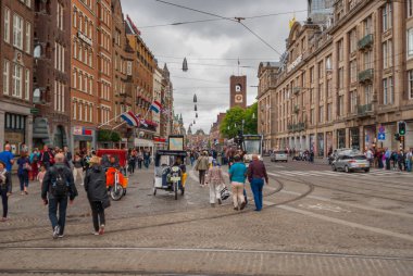Amsterdam, Hollanda - 09 Ağustos 2016: Bölümü, Dam Meydanı yaya Merkezi, Amsterdam, yaz seaso ile