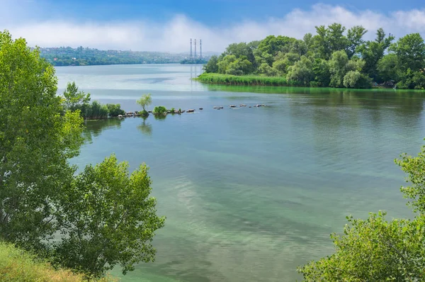 Siyanobakteriler Dnipro city yakınındaki Ukraynalı Haziran manzara Dnipro Nehri ile kaplı