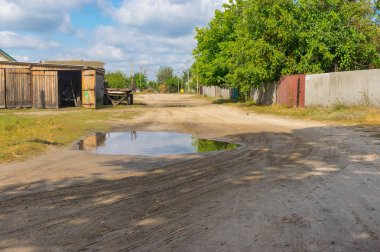 Sandy yol bir sokakta küçük köyün sonbahar sezonu, Sumskaya oblast, Ukrayna