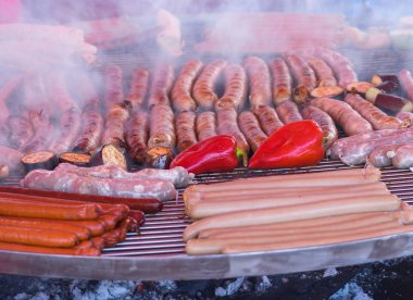 Sokak gıda Dnepr şehir gün yerel activit sırasında Dnepr nehir setin büyük ızgara üzerinde kızarmış