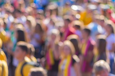 Bulanık doğal arka plan - ana hatları gençler açık havada yüz