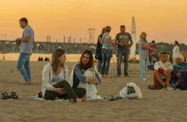 Dnepr Ukraine Septembre 2016 Personnes Assises Sur Une Plage Rivière — Photo