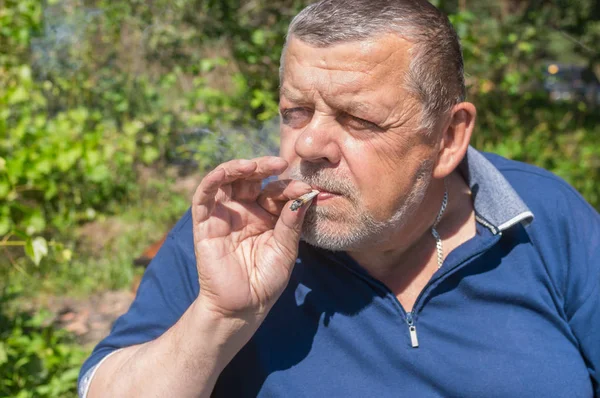 Портрет Украинского Пожилого Крестьянина Курящего Сигарету Одиночестве Старым Газетным Ломом — стоковое фото