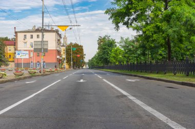 Dnepr, Ukrayna - 24 Ağustos 2016: Yavornytskyi Avenue yaz sabahı, hafta sonu Dnepr City, Ukrayna Ağustos, 24,2016