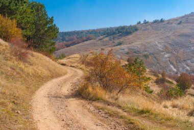 Sonbahar yatay, toprak yol dağ Demerdzhi, Kırım oeninsula Yaylası