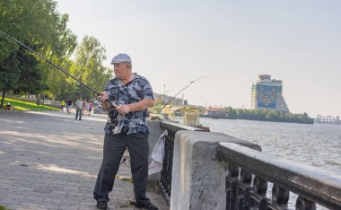 Dnepr, Ukrayna - 21 Ağustos 2016: Dnepr nehir set balık yaz hafta sonu itibariyle ise satır döküm üst düzey balıkçı