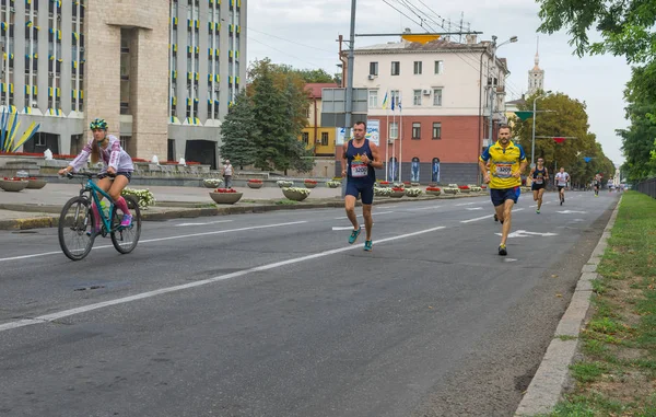 Dnepr Ucrania Agosto 2016 Hombres Corriendo Vyshyvanka Ejecutar Durante Día — Foto de Stock