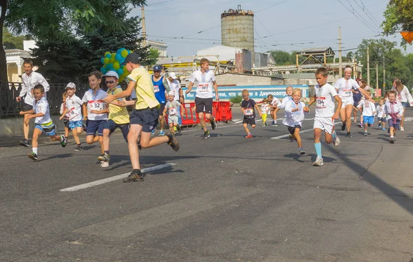 Dněpr Ukrajina Srpna 2016 Děti Běží Vyshyvanka Horizontu Během Den — Stock fotografie