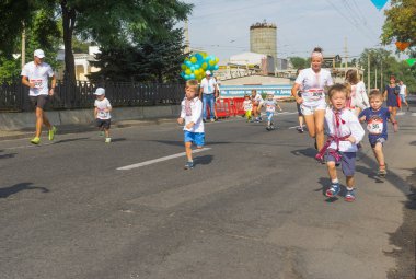 Dnepr, Ukrayna - 24 Ağustos 2016: Bağımsızlık günü 24 Ağustos 2016, Dnepr, Ukrayna'da yerel etkinlik sırasında Vyshyvanka vadede çalışan çocuklar