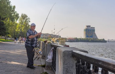 Dnepr, Ukrayna - 21 Ağustos 2016: üst düzey balıkçı Dnepr nehir dolgu üzerinde yaz hafta sonu balıkçılık