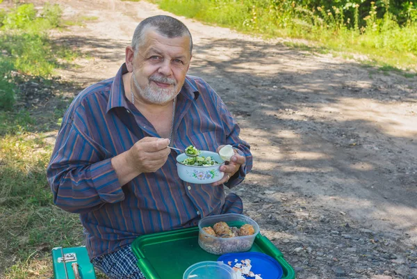 Senderista Sénior Almorzando Una Carretera Temporada Verano — Foto de Stock