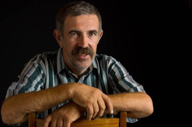 Düşük anahtar gülümseyen Ukrayna köylü portresi