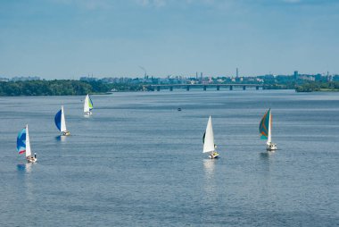Dnepropetrovsk, Ukrayna - 29 Mayıs 2010: Yelken yarışı şehir Yat Kulübü Şampiyonası sırasında Dnepr nehrinde