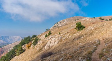 Yol bir dağ mera üzerinde Demerdzhi, Kırım yarımadası hiking ile panoramik manzara
