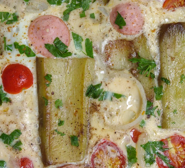 Fundo Comida Verão Omelete Com Tomates Cereja Beringela Linguiça — Fotografia de Stock