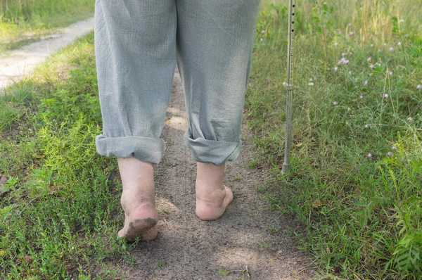 Homem Andando Uma Estrada Terra Descalço — Fotografia de Stock