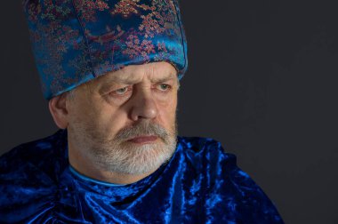 Komuta sizde koyu arka plan mavi oryantal giysili güzel portresi