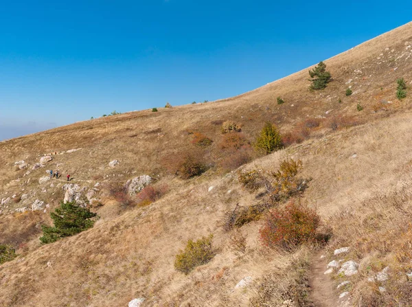 在克里米亚半岛 Demerdzhi 山地牧场上的秋季景观与徒步旅行路径 — 图库照片