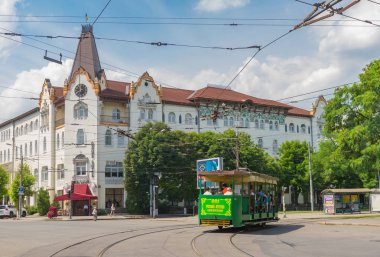 Dnepropetrovsk, Ukrayna - 10 Temmuz 2016: Otel Ukrayna ve hafta sonu gün bir geçiş açma eski tramvay ile Dnepropetrovsk şehrinin orta kesiminde